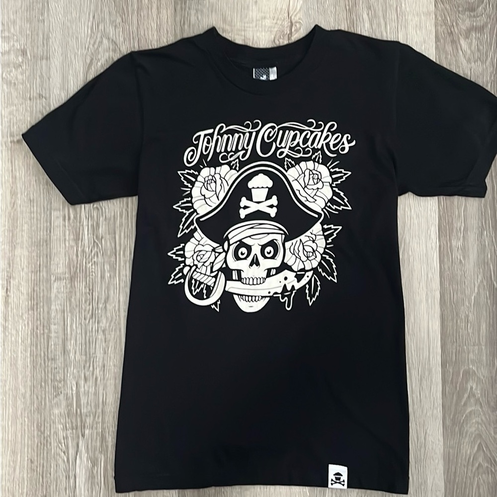 Vintage Y2K Johnny Cupcakes Pirate Skull Roses Logo Women’s Tee Shirt Size XS